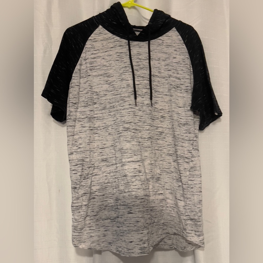 Navy Yard Men’s Gray and Black Short Sleeve Hoodie Size Large